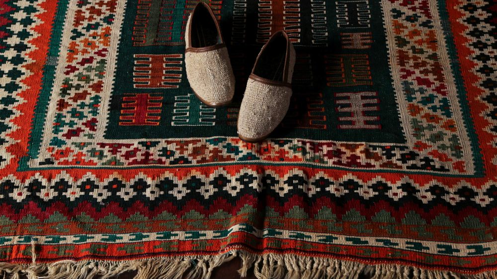Enjoy Red Carpet Treatment with a Handmade Rug